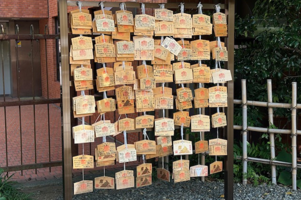 市谷亀岡八幡宮には、数多くの願いを込めた絵馬かけられています