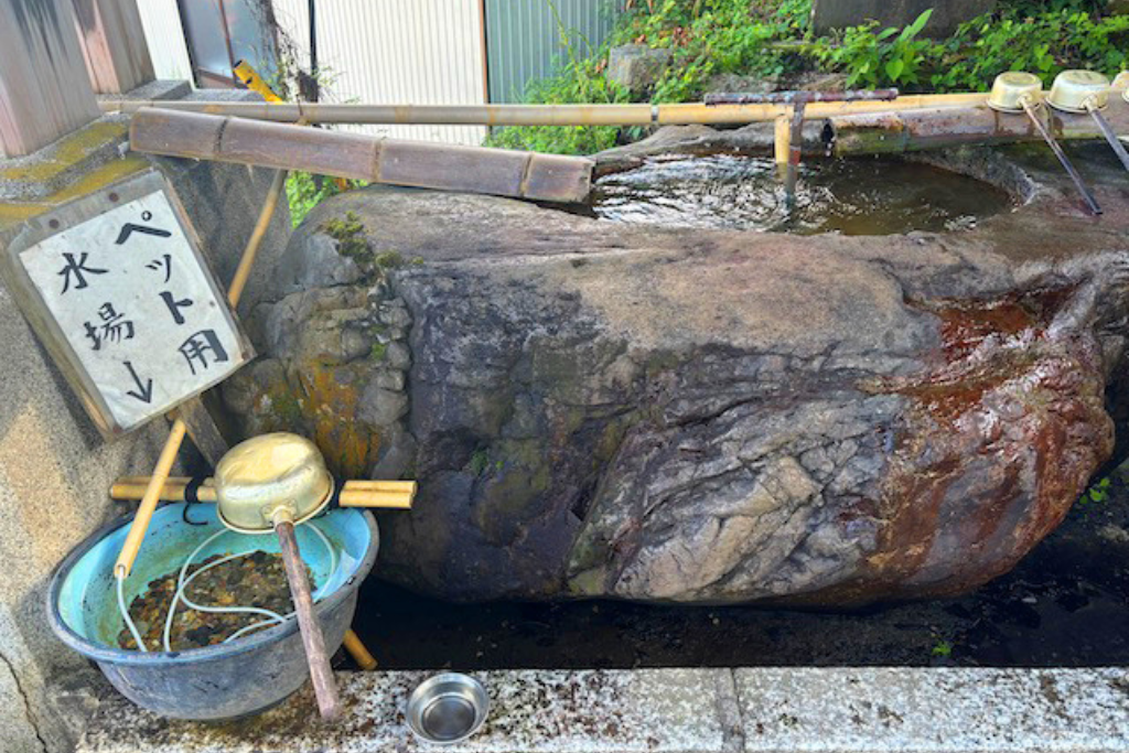 武蔵御嶽神社の手水場（ペット用もご用意）