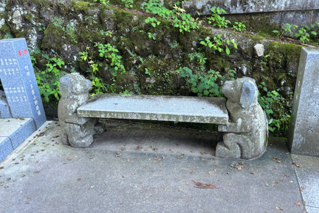 武蔵御嶽神社の犬の形をしたベンチ