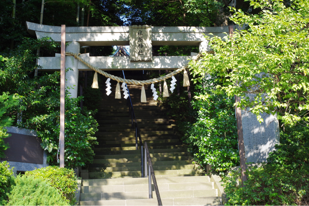 木立に覆われている座間神社鳥居