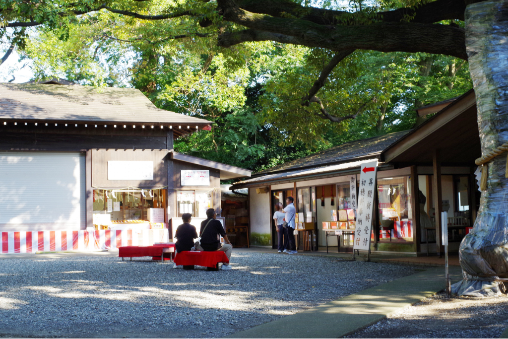 座間神社の境内